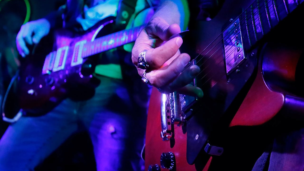 bars with live music have unique atmosphere