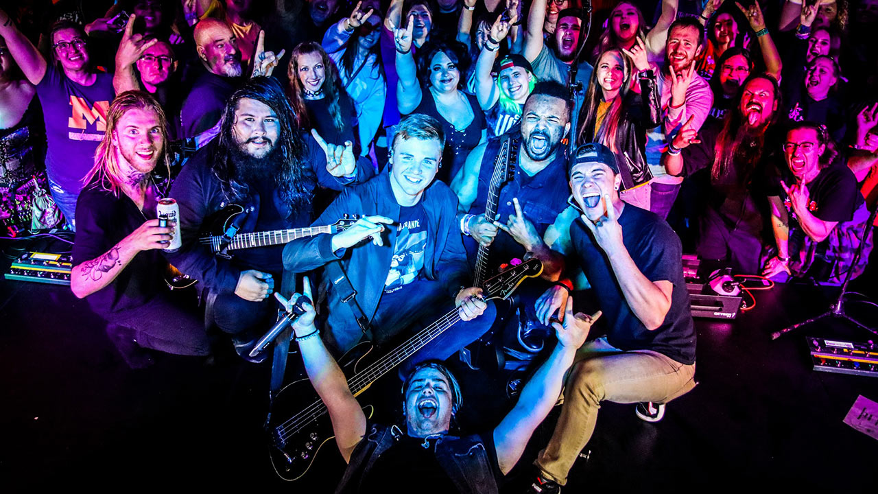 Make your corporate event entertaining with live music, DJs or other acts.